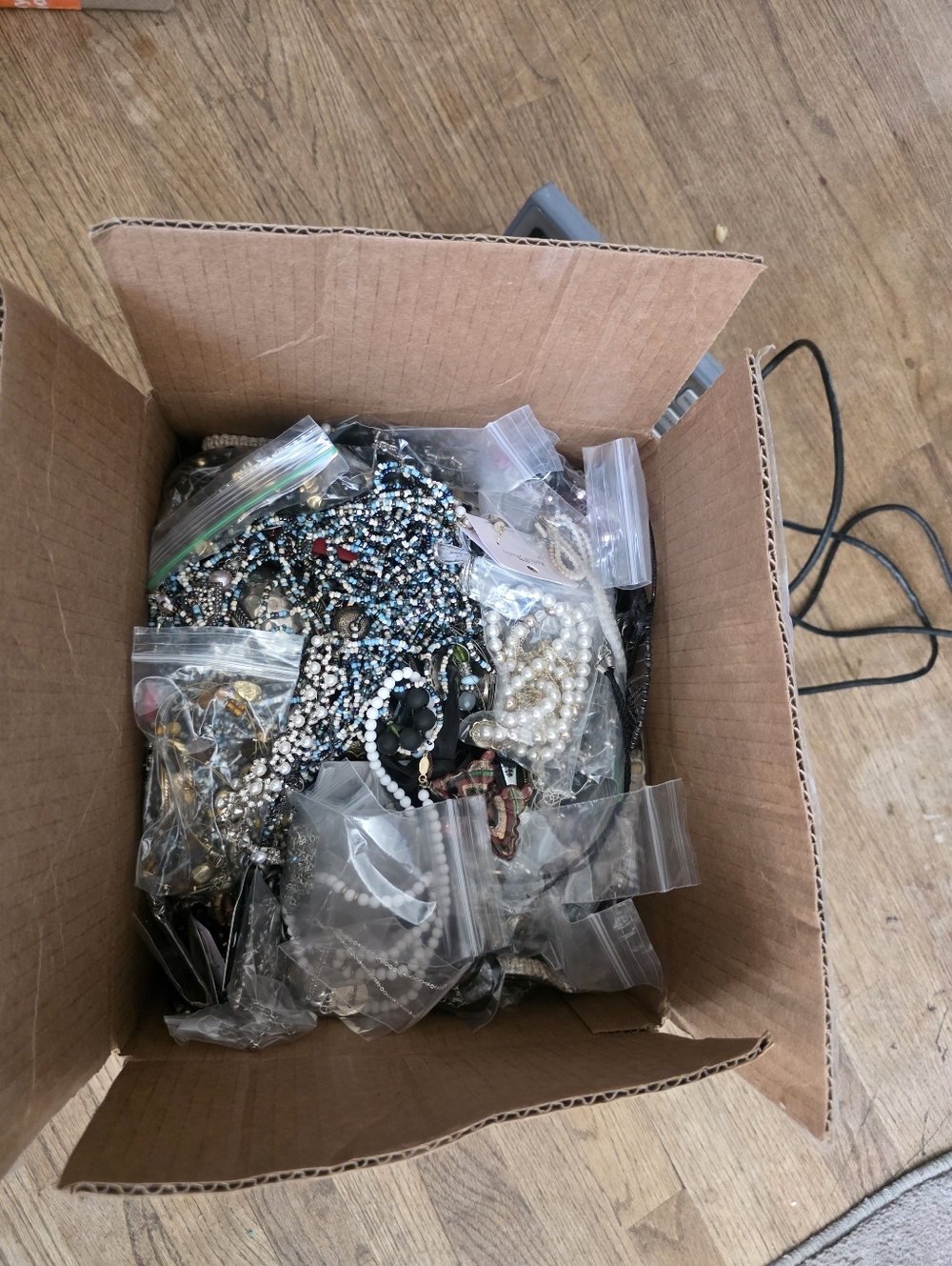 Huge Lot Of 30lbs Of Assorted Costume Jewelry - Picture 6 of 11